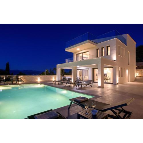 Villa Cocona by PosarelliVillas