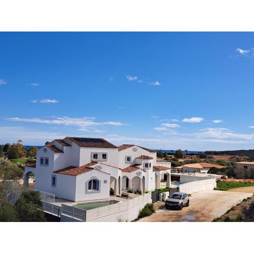 Villa con piscina vista mare