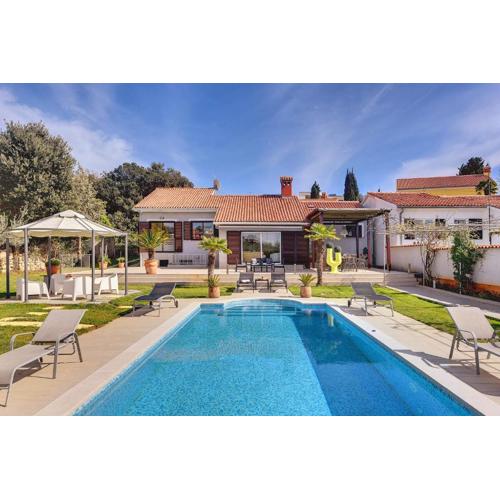 Villa Contessa Del Mar in Pula for 7 people only 200 meters from the beach & pet friendly
