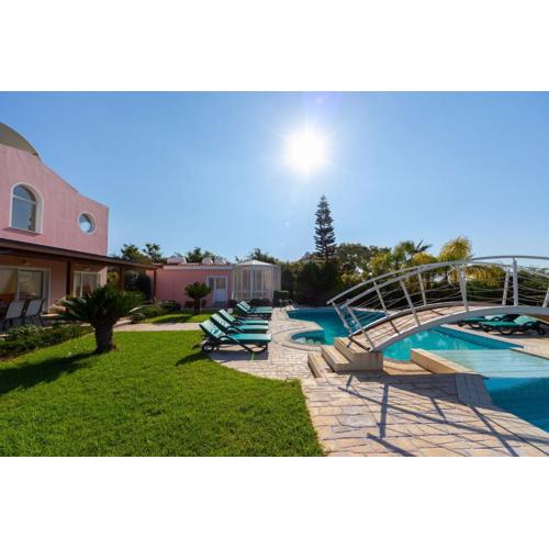 Villa Coral Bay View, walking distance to the beach!