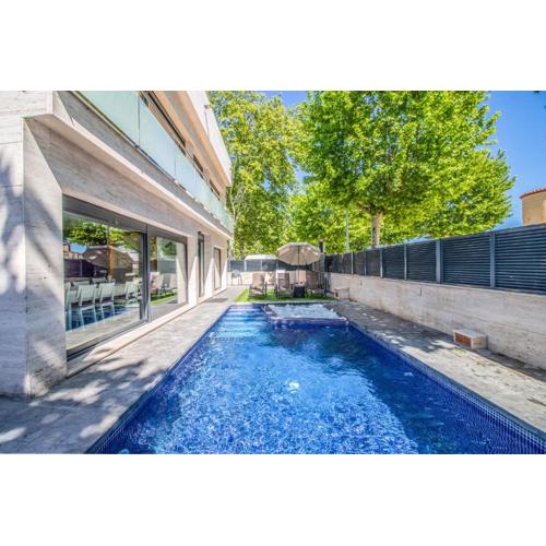 Villa de lujo. Piscina con jacuzzi.