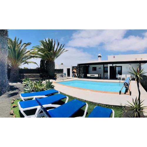 Villa Descansa with private pool, sea view, Sat-tv free Wifi