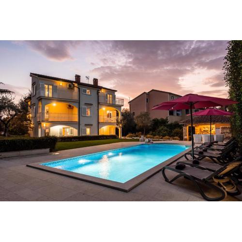 Villa Duga in Poreč for 12 people with sea view & only 1,2 km from beach