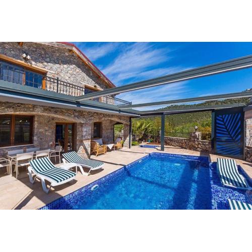 Villa Ege Stone Korunaklı ve Isıtmalı Havuz Jakuzi