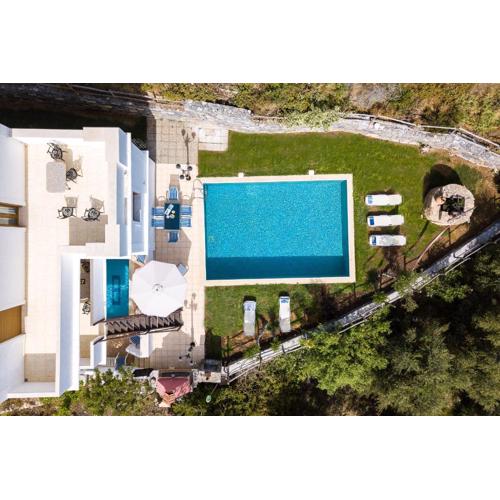 Villa Eleftheria: 5 bedroom villa with Pool & Jacuzzi in Panormo!