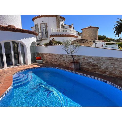 Villa Empuriabrava on main canal with 13 m private mooring, private pool, air con in all rooms, non-smoking