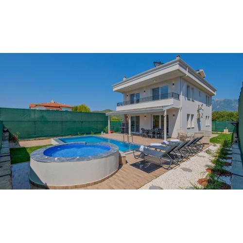 Villa Esmeralda, Jakuzili Çocuk Havuzlu Lüks Villa