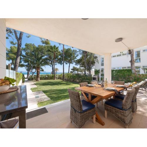 Villa Exclusiva en Primera Línea de Playa en Alcudia con Jacuzzi