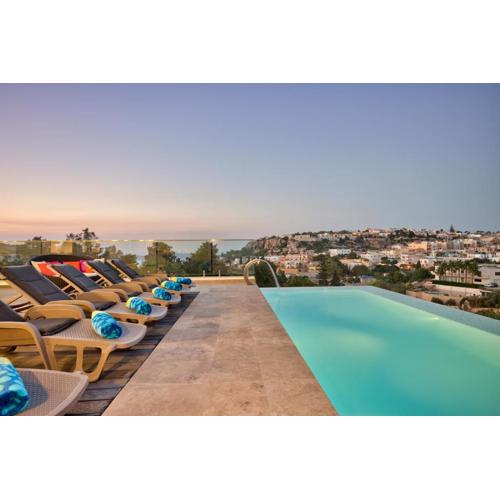Villa Ghea - Indoor Jacuzzi Pool, Sauna and Games Room