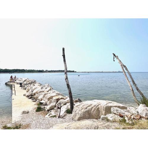 Villa Hanka Umag - 3 verschiedene Whg - 40 qm 3 Pers, 50 qm bis 4 Pers oder 70 qm bis 5 Pers, Balkone, nur 70 m zum Strand, von 3 bis max 5 Personen, WLAN, SAT-TV, Klima, Küche, Parkplätze,ruhig gelegen