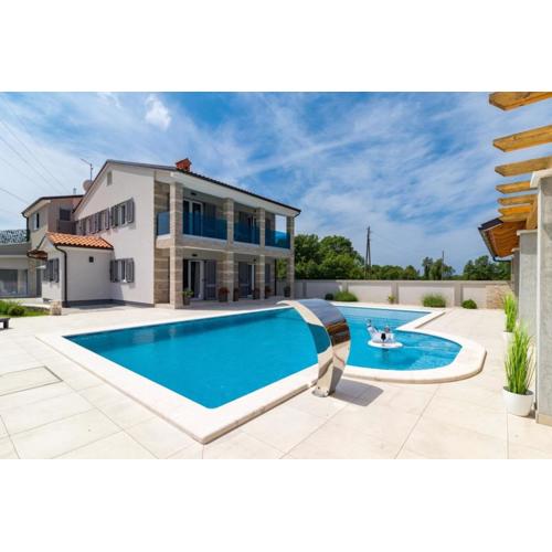 Villa Horizon for 18 people near Pula with large garden and children playground