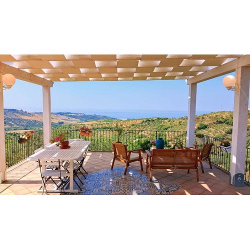 villa immersa in oliveto vista mare