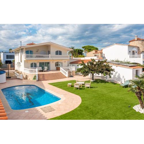 Villa Impresionante al Canal con Piscina