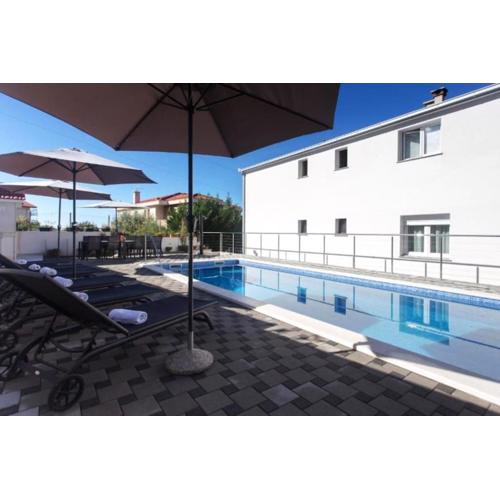 Villa in Podstrana with large outside swimming pool & hot tub for 14 people