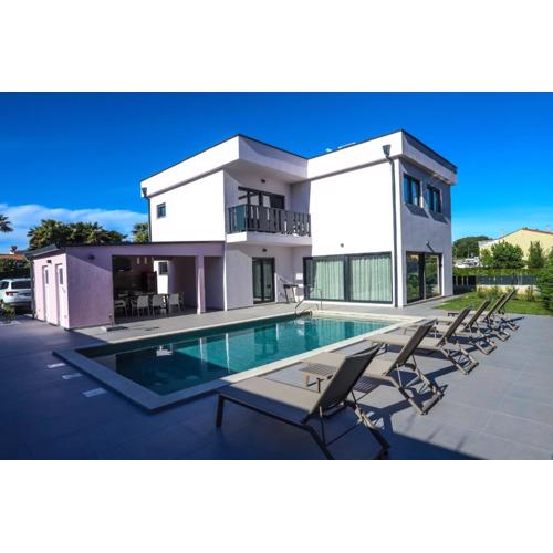 Villa Jacky in Poreč for 8 people with private pool just 900 meters from sea