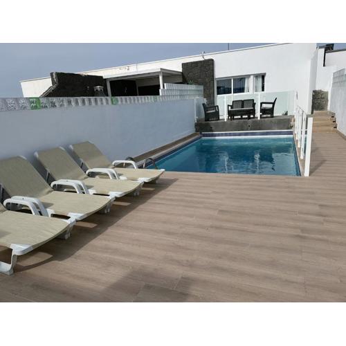 VILLA JoHNNY