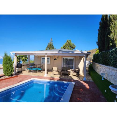 Villa Karla con Piscina: Tranquilidad y Naturaleza