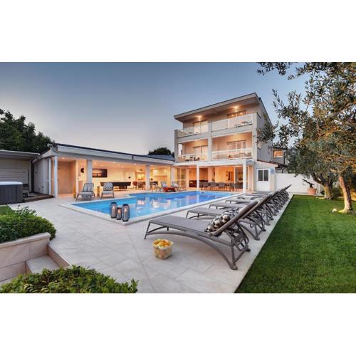 Villa Klen for 15 people near Pula with jacuzzi and children playgorund