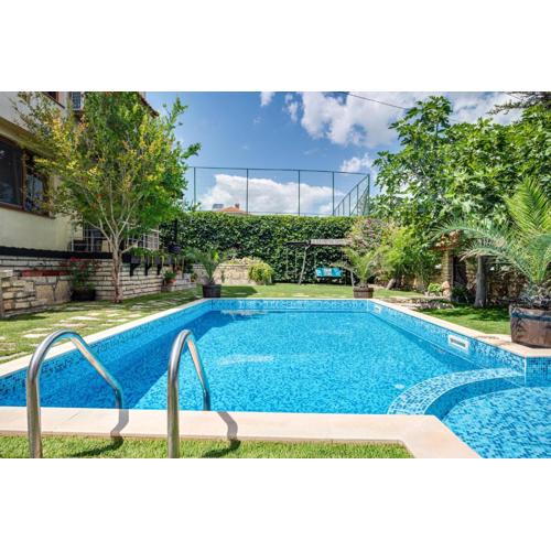 Villa Komitata-Pool and Jacuzzi
