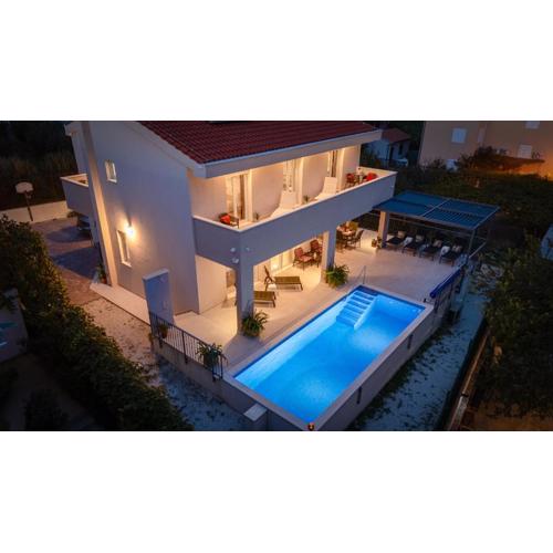 Villa Leonore in Omis with 4 en-suite bedrooms, Heated Pool, Fitness, PS5, completely fenced yard, sandy beach just 3 min walk