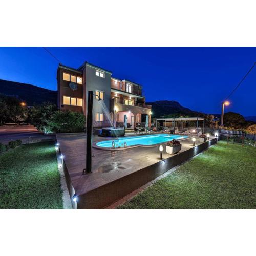 Villa Lioness in Kastel Luksic, playground & pool
