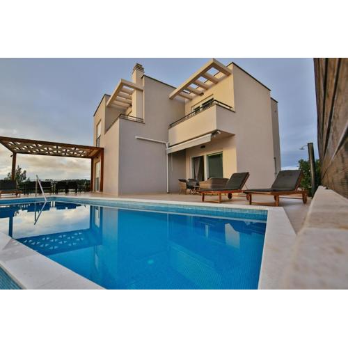 Villa Lomari