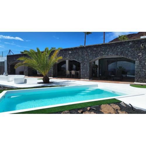 Villa Los Arcos, piscina privada climatizada y jacuzzi con maravillosas vistas al islote de Lobos