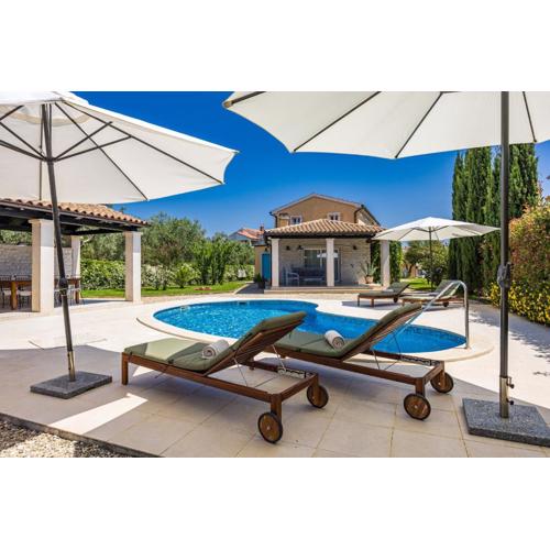 Villa Luka in Fažana with pool & playground only 600 meter from the beach