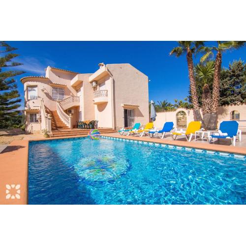 Villa Luna Feliz by Abahana Villas