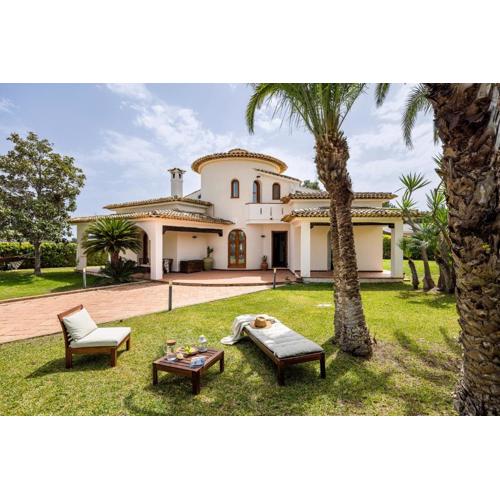 Villa Lymnia -Elegant Sicilian Villa with Solarium & Palm Garden
