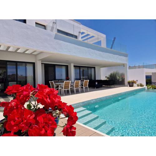Villa Lynx with sauna heated pool and jardin