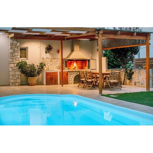 Villa Maria with heated pool, next to the beach