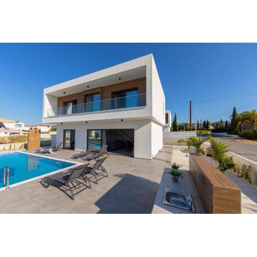 Villa Marlene, walking distance to Coral Beach!
