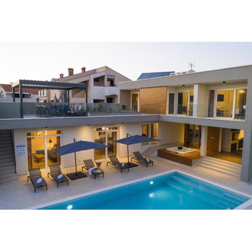 Villa Mary Lou with heated pool