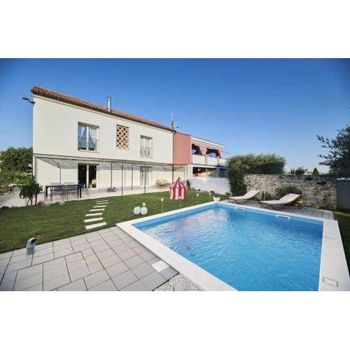 Villa Mediterranea with pool and grill in Umag