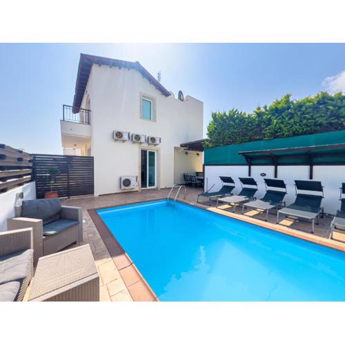 Villa Melinda - Beach & Pool Retreat