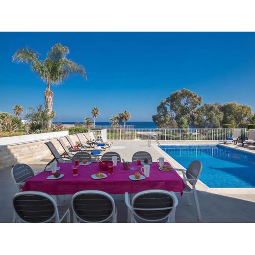 Villa Mesogi Seafront, Stunning 4Bdr Fontline Protaras Villa
