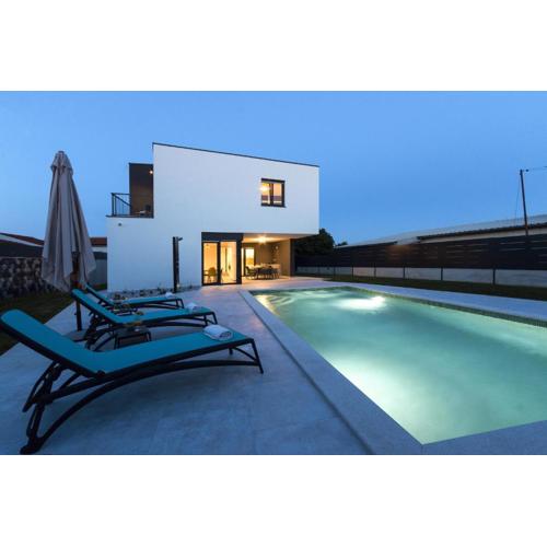 Villa Moderna near Pula for 8 people with 32 m2 private pool