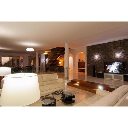 Villa Monte Leon Deluxe Monte León, Gran Canaria Luxurious Seclusion Private Heatable Pool Stunning Mountain Views Sleeps Up To 12 Guests