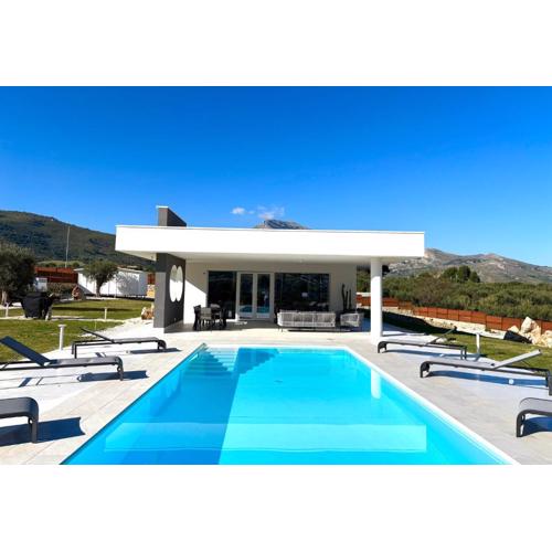Villa Nanni Contemporary, Pool and Garden