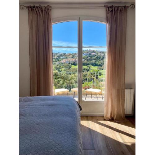 Villa nichée sur golf & piscine