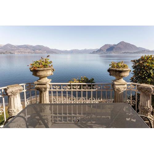 Villa Niobe - Exclusive Lakefront Apartment With Private Beach