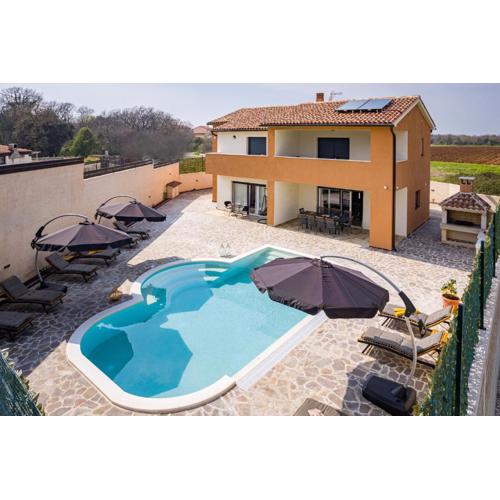 Villa Nur for 10 people near Pula with 45 m2 private pool & jacuzzi only 2 km from beach