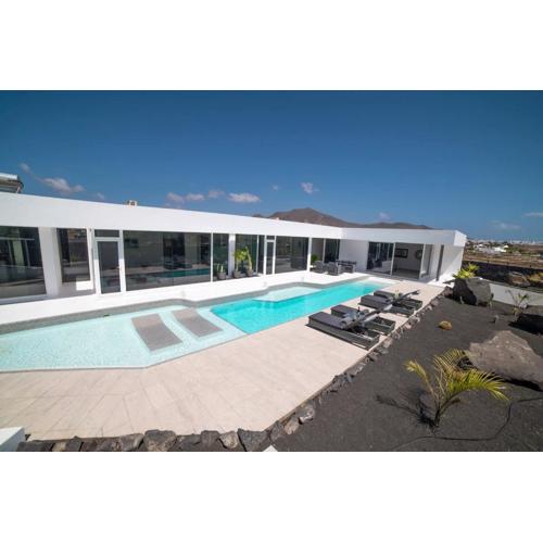 Villa Odyssey with private heated pool in Playa Blanca