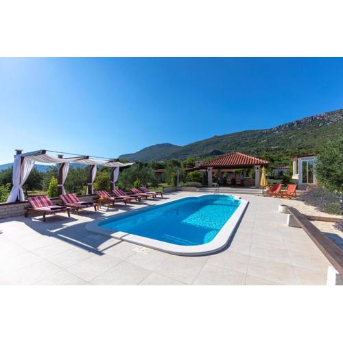 Villa Orhid near Split, heated pool