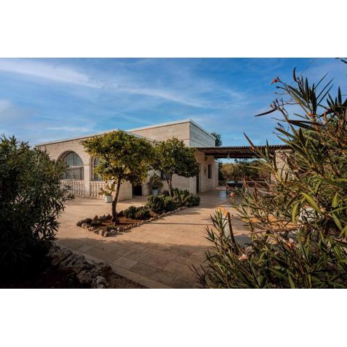 VILLA OSTUNI ONE mit Pool, Gästehaus & Glamping