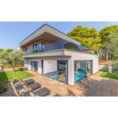 Villa Palatium III in Fažana for 8 people only 200 meters from the sea with sauna & indoor-outside heated pool