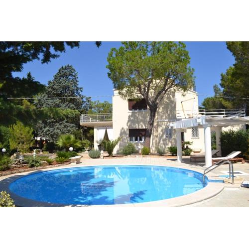 Villa panoramica con piscina