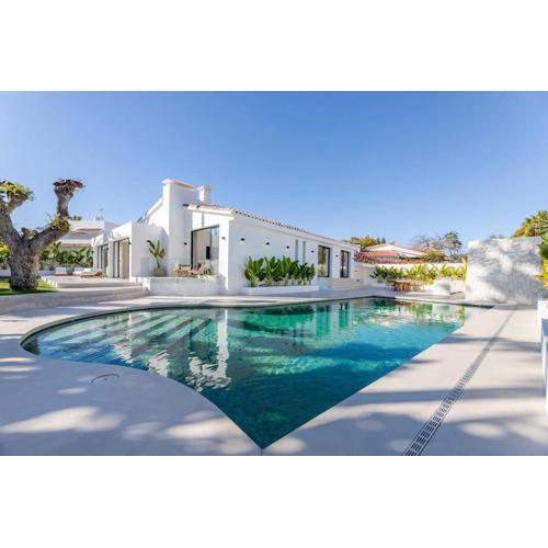 Villa Peman Luxurious Beachside Villa