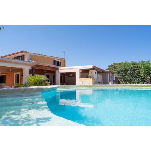 Villa piscina a due passi dal mare